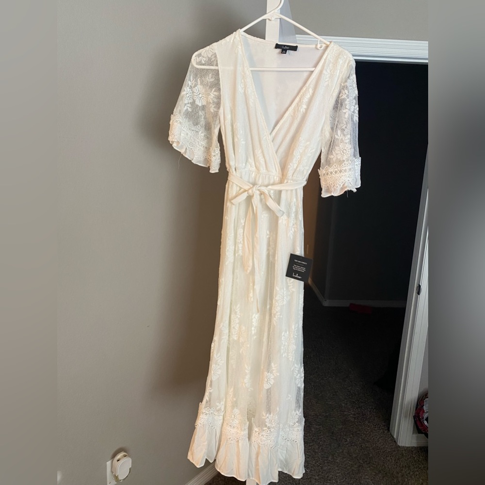 Lulus white lace dress. Never worn. Tags attached.